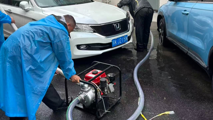 强降雨致老小区面临河水倒灌，大功率抽水泵助力高效排水