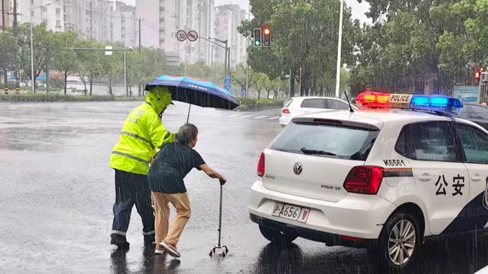 风雨不停不能松懈，他们坚守一线筑牢安全底线