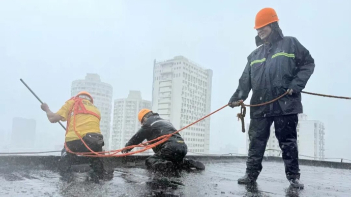 风雨中的2小时坚守！台风“吹”出险情，静安这支应急队伍高空排险13平方米