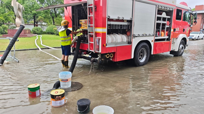 台风降雨致崇明长明中学校园积水，崇明消防紧急排涝→