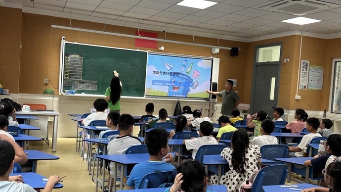 垃圾分类走进宝山区高境镇爱心暑托班，让垃圾“重生”点亮少年环保梦