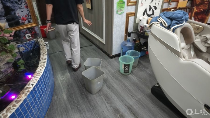 夏令行动 ｜广纪路一商铺天花板长期渗漏，租户每天7个桶接水，为啥难修缮？