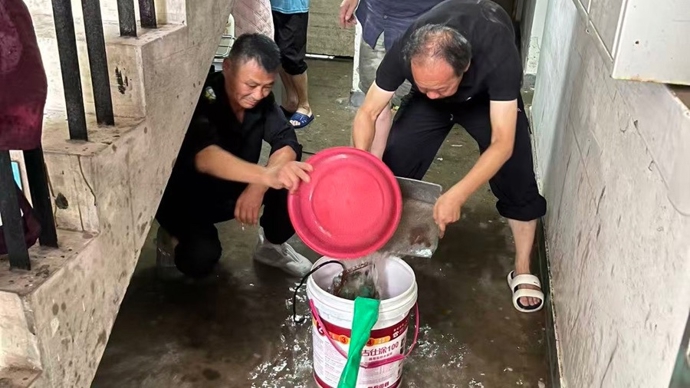 积水30厘米？抽它！大树堵路？挪它！台风天里的“极限挑战”