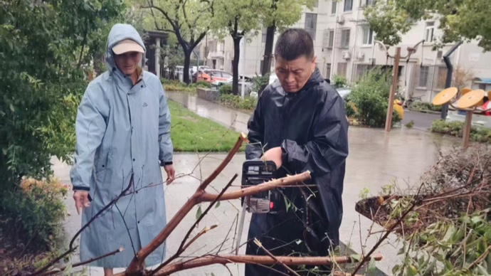 超36小时未合眼，吃了4桶泡面！上海台风天，这名物业经理在风雨里“守夜”