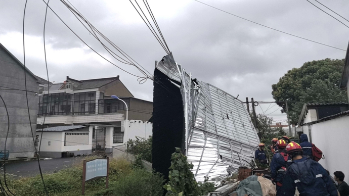 危险！浦东这个村整片彩钢屋顶被吹落，压住高压电线，现场紧急处置→