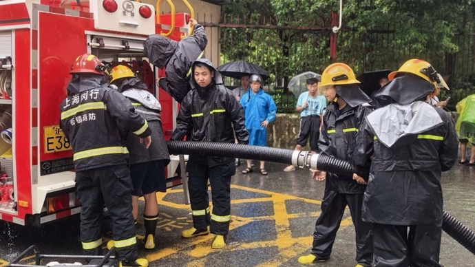 积水漫至膝盖！梅陇一村多方联动抢险 当天傍晚积水消退