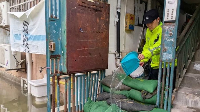 风雨里的“守沪人”：40小时不下火线，530个沙袋封门，他交出0警情答卷