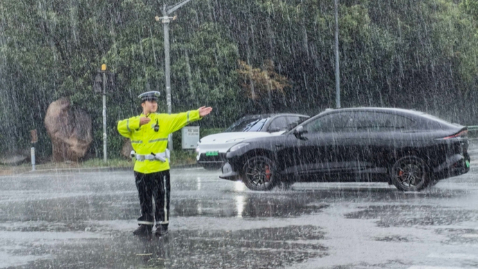当“白海豚”来袭，上海交出怎样的答卷？风雨中，他们主动请战、逆行冲锋……