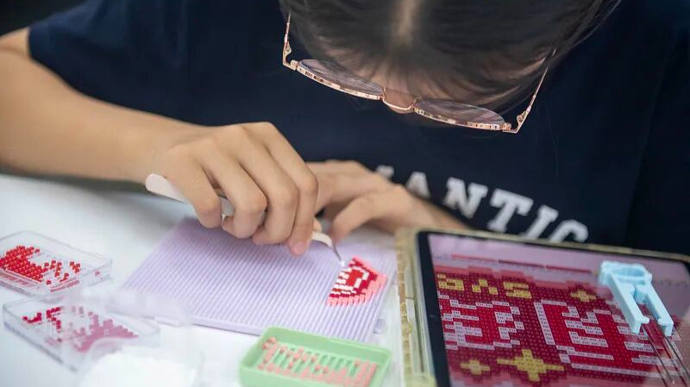 女孩每天玩“拼豆”眼轴成倍增长，医生提醒：不只是伤眼睛