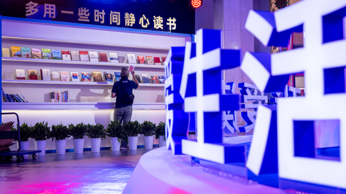 上海书展提前探访：工作人员全力完成新书上架