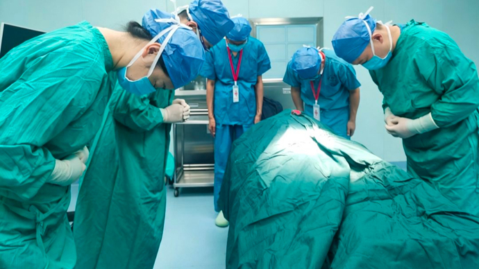 上海教师旅行中突发疾病去世，自愿捐献器官，挽救3条人命，网友泪目：大爱无疆！
