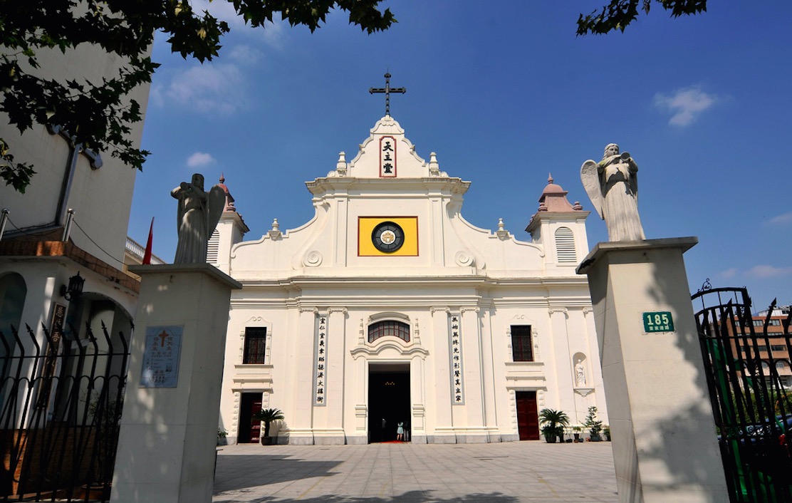 正式名称为"圣依纳爵堂",堂侧有天主教上海教区主教府,修女院,是一座