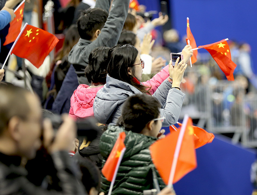 热情观众为中国队摇旗呐喊.