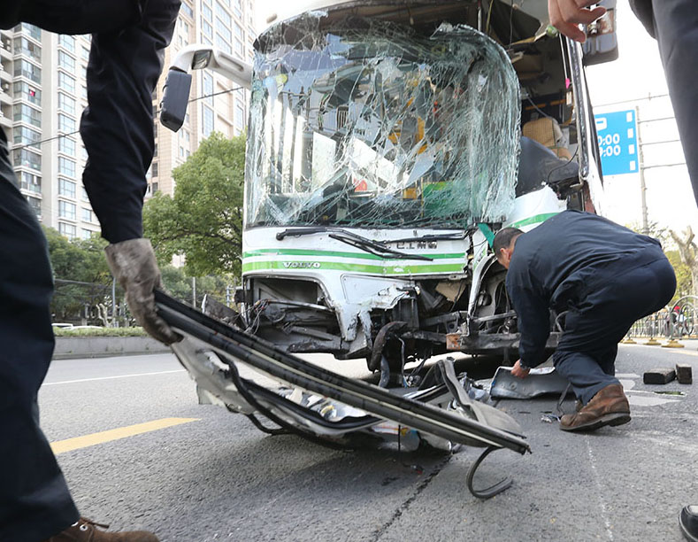 上海公交车失控撞墙女司机受重伤