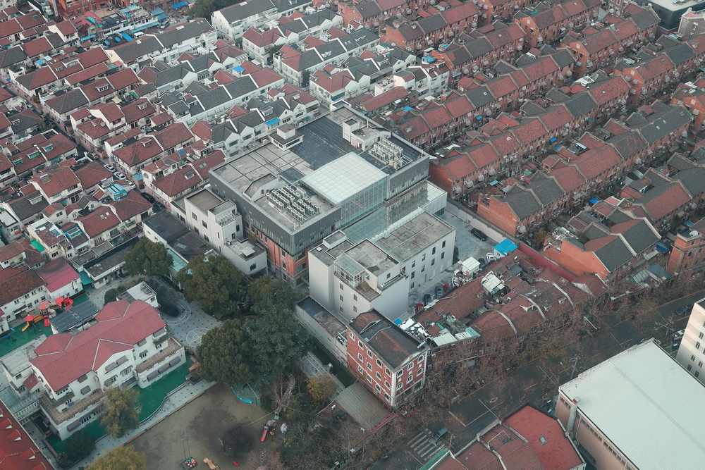 "wework"位于威海路 696 号,毗邻静安别墅,占地不大,寸土寸金.