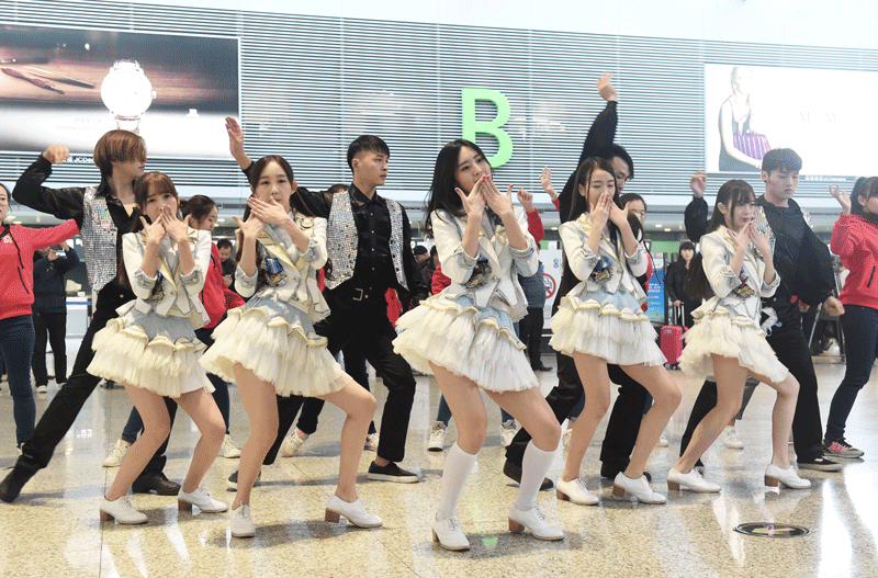 snh48成员机场与人吵"群架" 为"控烟"上演"快闪秀"