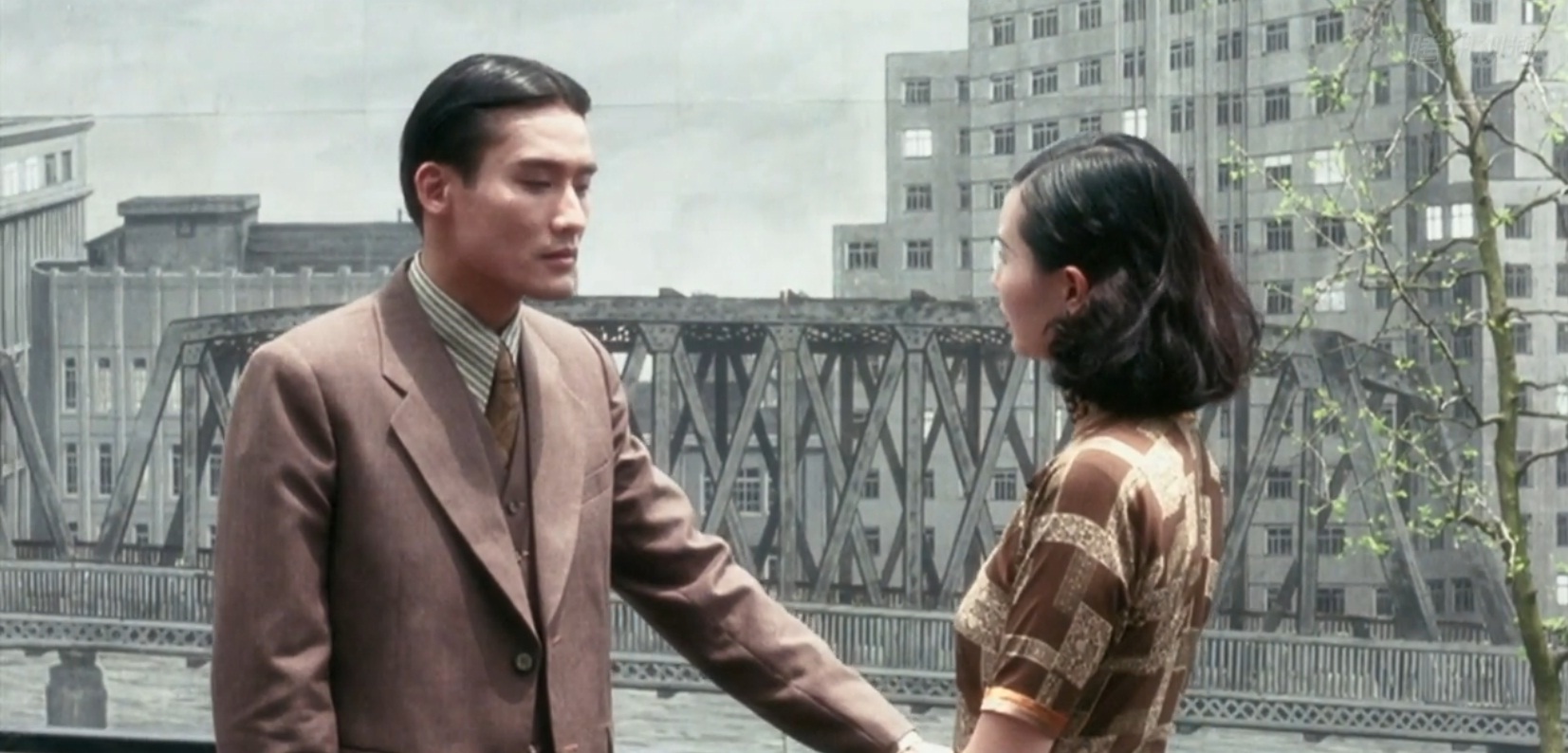 同样是虚构的上海,电影《阮玲玉》完成了对这个中国电影工业发源地最