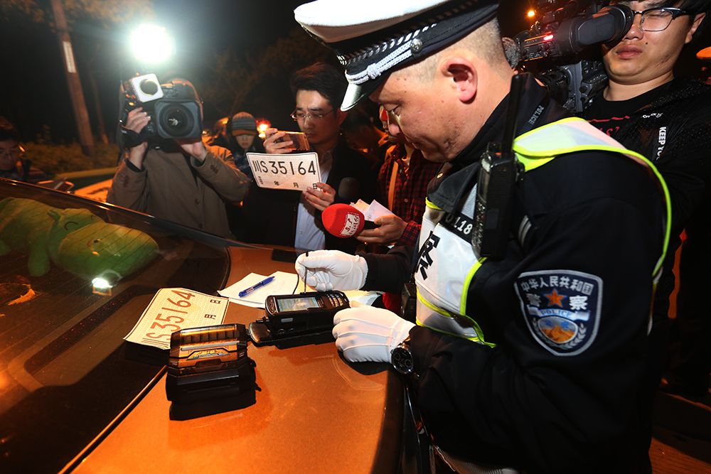 沪牌标书购买现场长队惊人