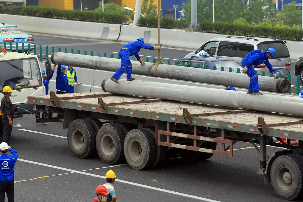 5月23日16时30分左右,所有留在中环上的管桩被全部吊离.