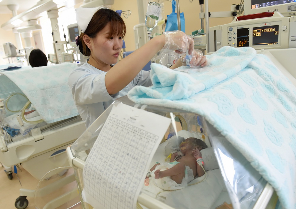 一名护士正在护理早产儿.
