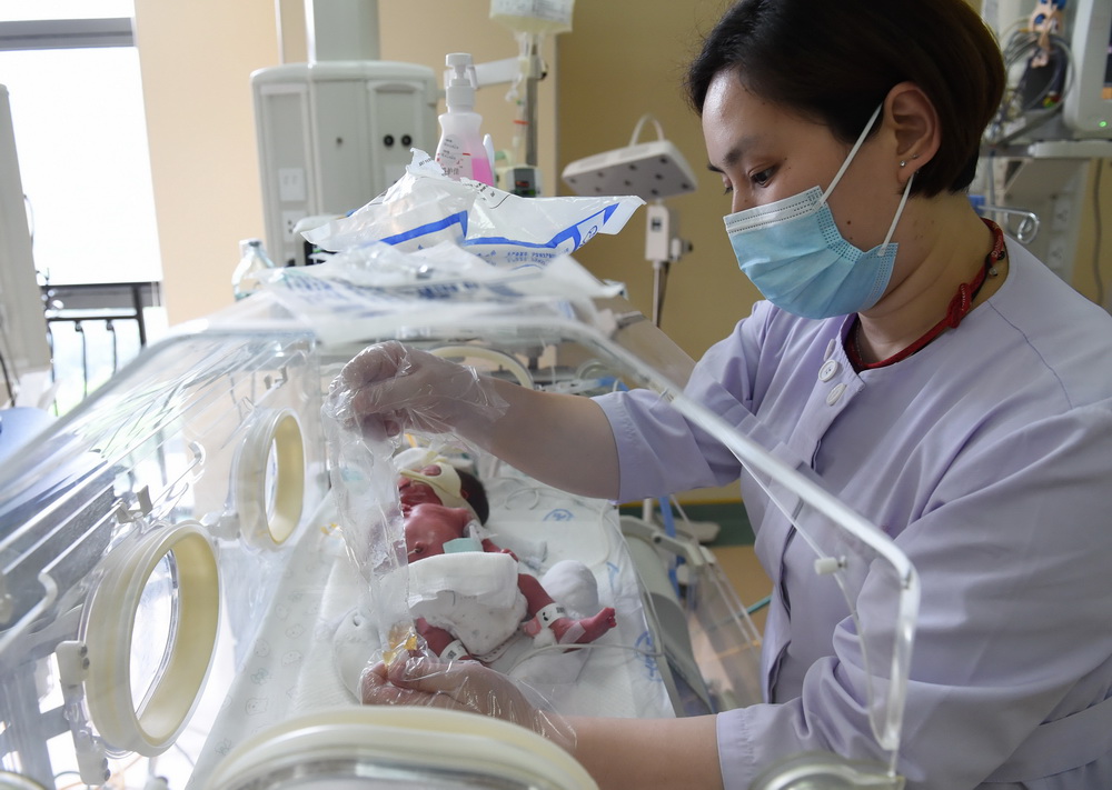 的电话铃声响起——城市的另一端,一名上午在产科医院刚出生的婴儿