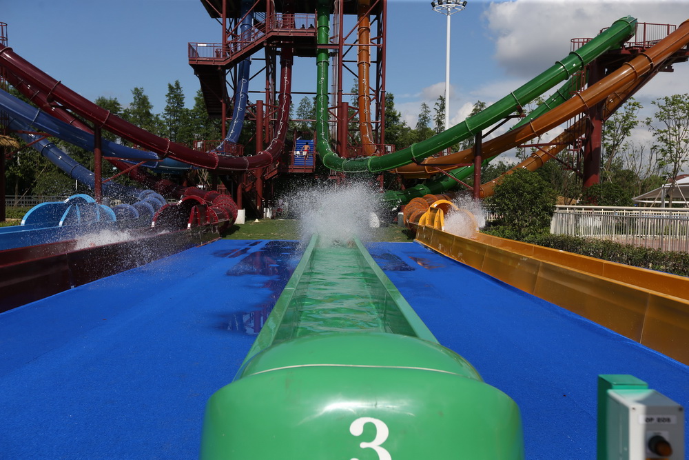 尖叫与清凉:感受17米水上"跳楼"机