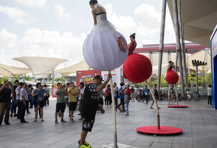 大赛入口处的"气球姑娘"迎宾,为赛事平添了几分乐趣.