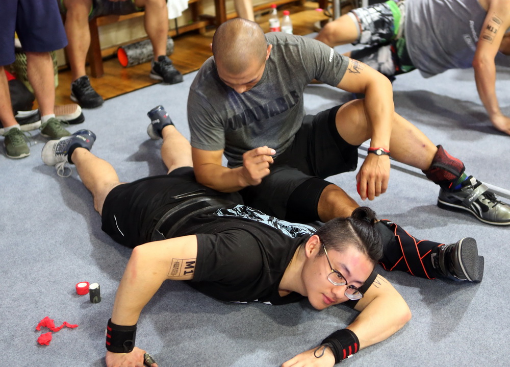 教练为运动员赛前按摩.