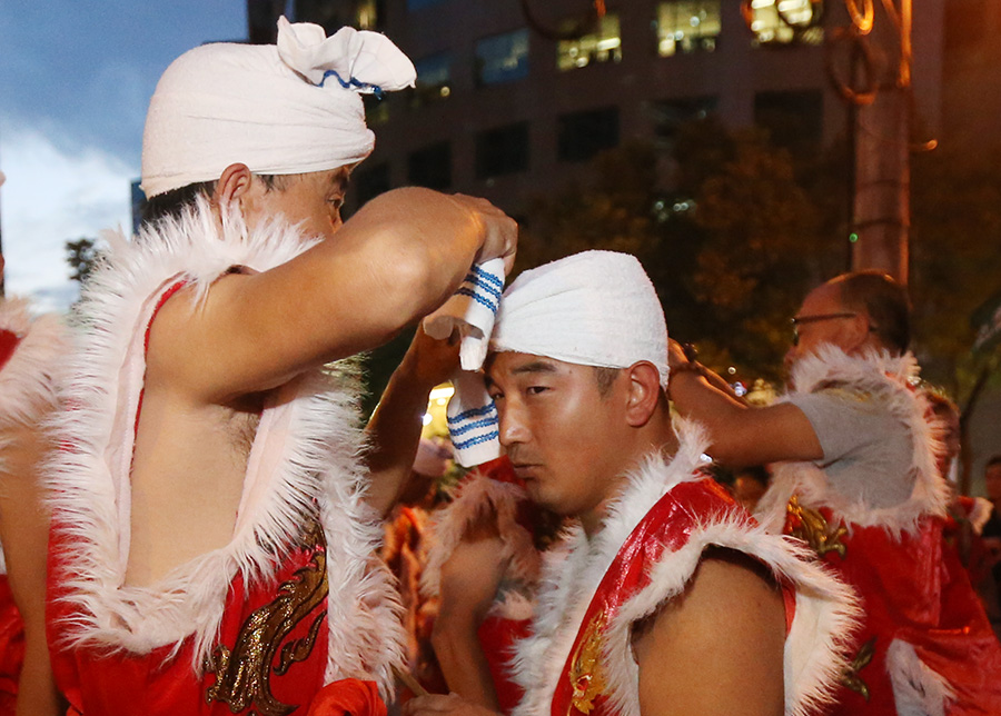 表演安塞腰鼓,白羊肚头巾不能少.