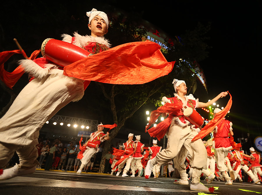 "头戴白羊肚,腰缠大红绸"——安塞腰鼓队扮靓上海旅游节