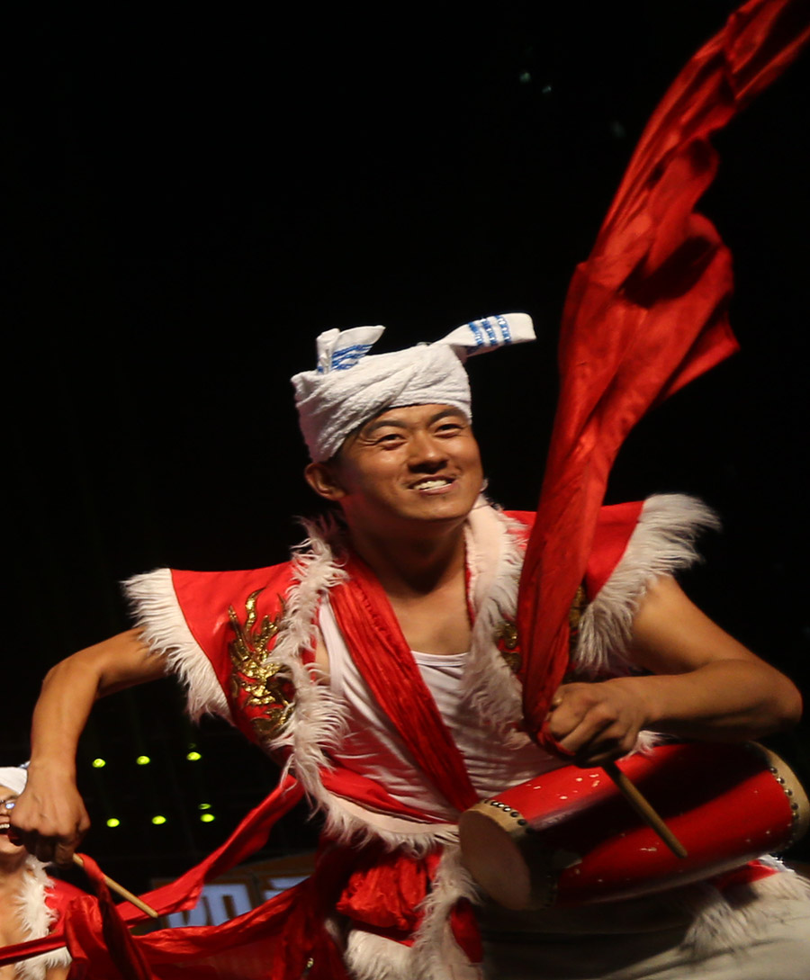 "头戴白羊肚,腰缠大红绸"——安塞腰鼓队扮靓上海旅游节