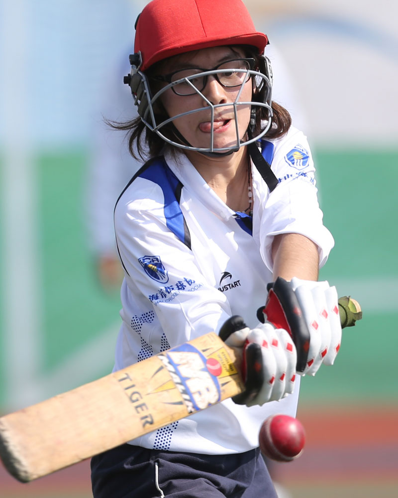 11月5日,参加上海市民运动会板球总决赛的一名女学生正在击球.