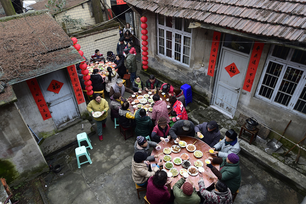 杭州老墙门里的邻居们欢享团圆饭.