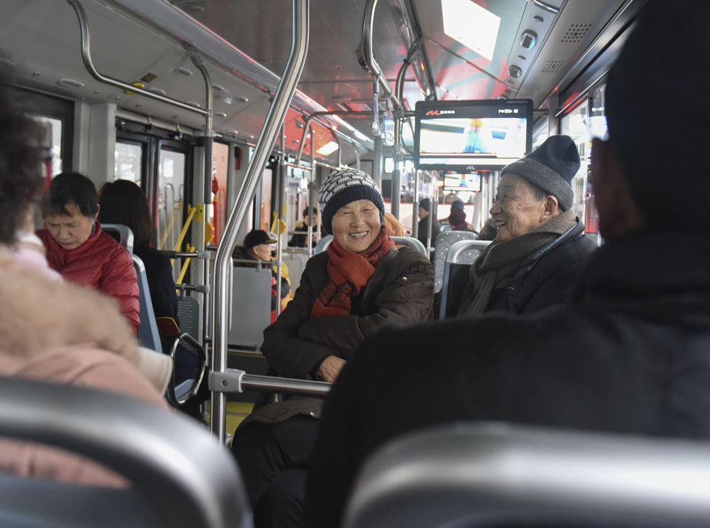 中运量公交载客首日:市民守候90分钟只为坐上"巨龙车"