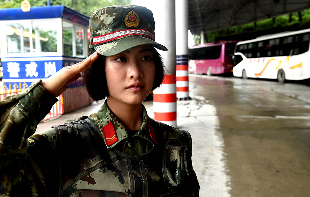 风雨中,女人与樟树转运站的故事