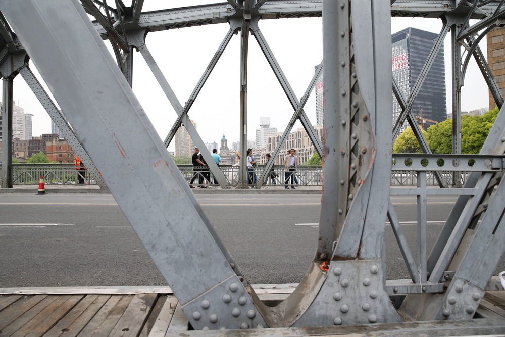 事故,撞上外白渡桥东侧钢桁架,车头严重损毁,外白渡桥钢桁架被撞变形