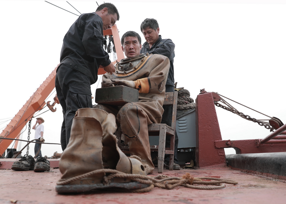 全力打捞吴淞口长江主航道落水集装箱