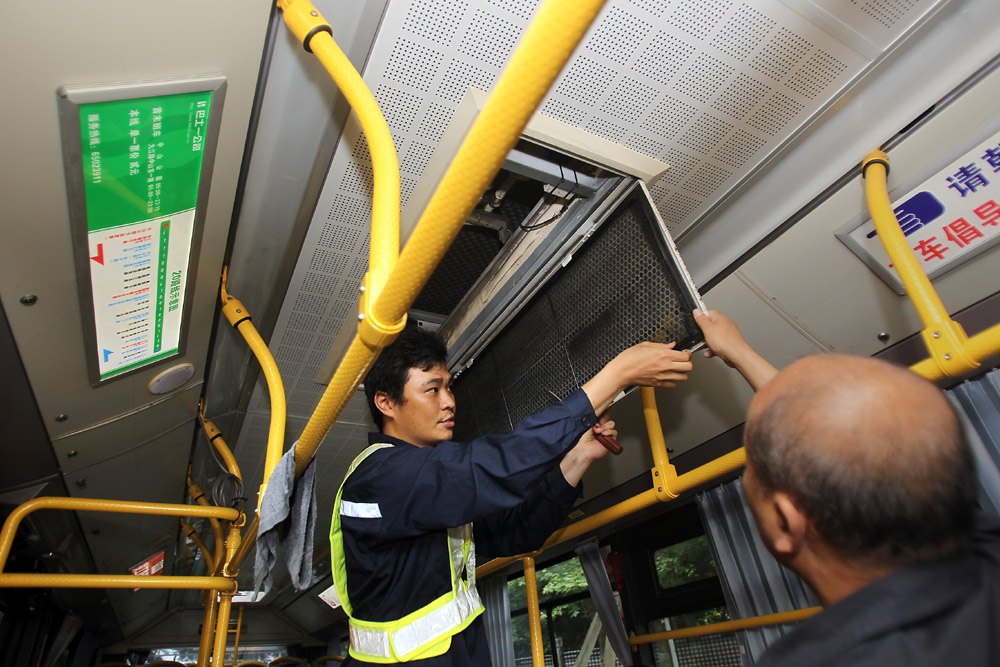 修理点工程师王倞煚介绍,1600多辆公交车空调维保工作从3月份就开始了