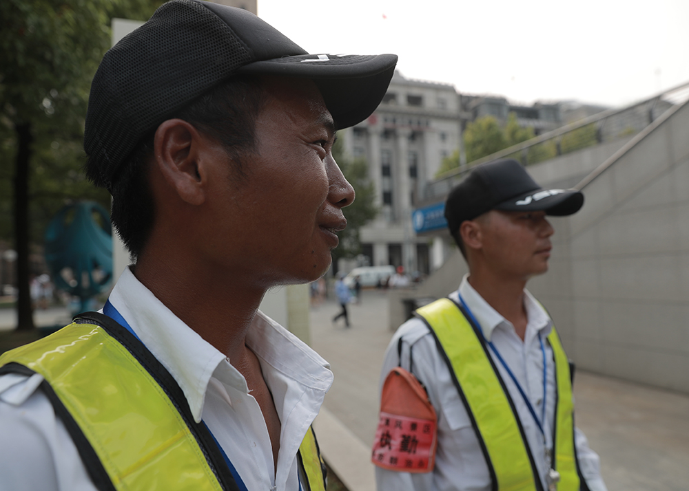 上海,晒得最黑的保安在外滩