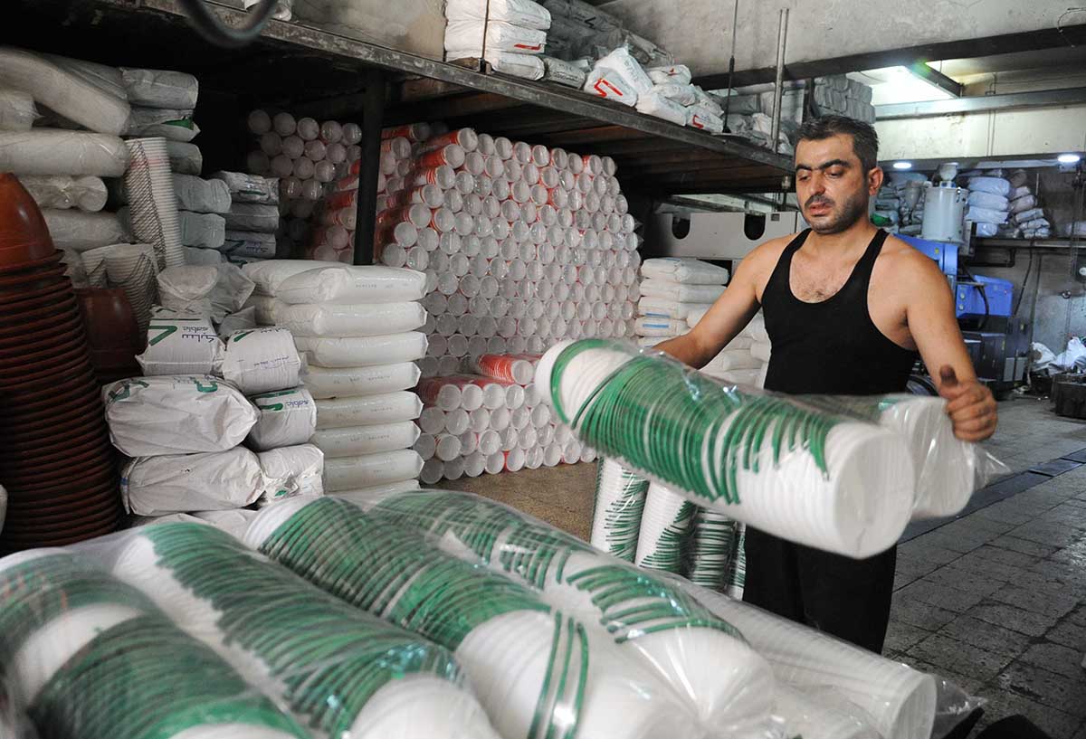 7月27日,在叙利亚阿勒颇市凯拉赛区,穆罕默德·拉巴比迪在塑料厂内