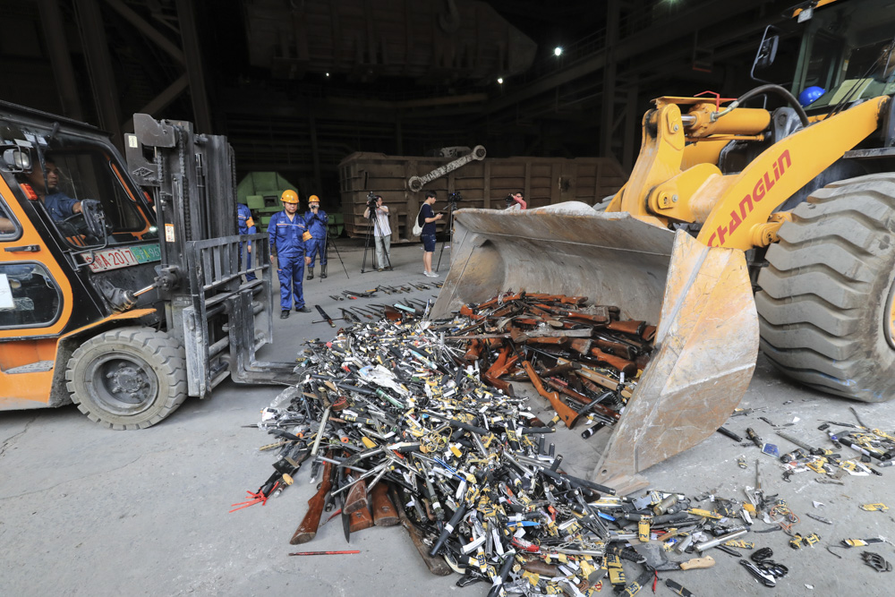 从"重狙"到战斧,这些警方销毁的非法枪支和管制刀具,挑战想象极限