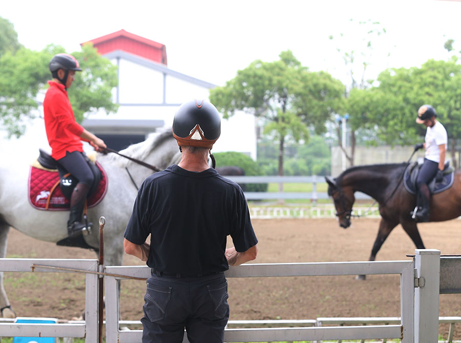 高温下马术训练场,人马同流汗,气味蒸腾,但腔调不能差一点
