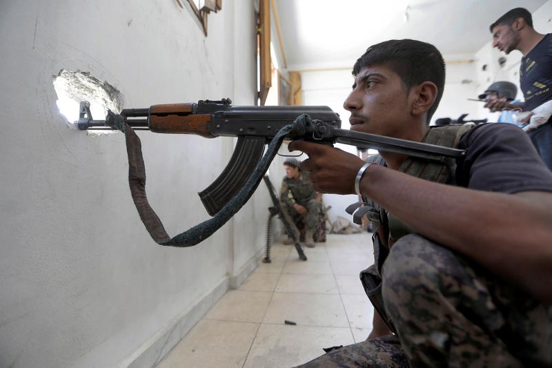 8月19日,叙利亚拉卡,"叙利亚民主力量"士兵在拉卡老城打击"伊斯兰国"