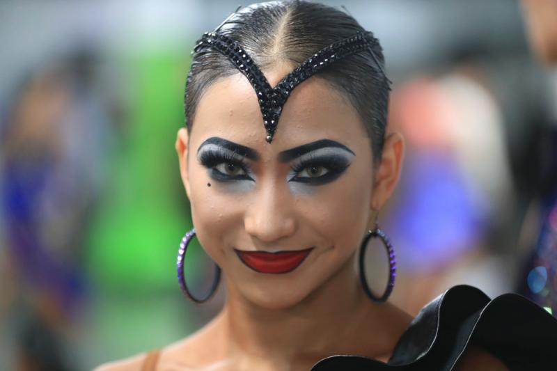 浓妆艳抹,要的就是夸张的效果.等累了.