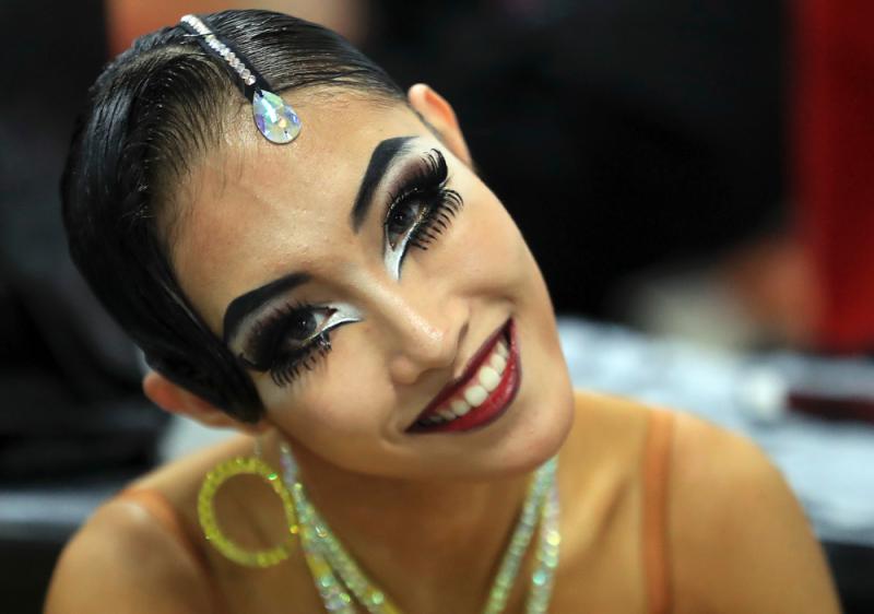 浓妆艳抹,要的就是夸张的效果.