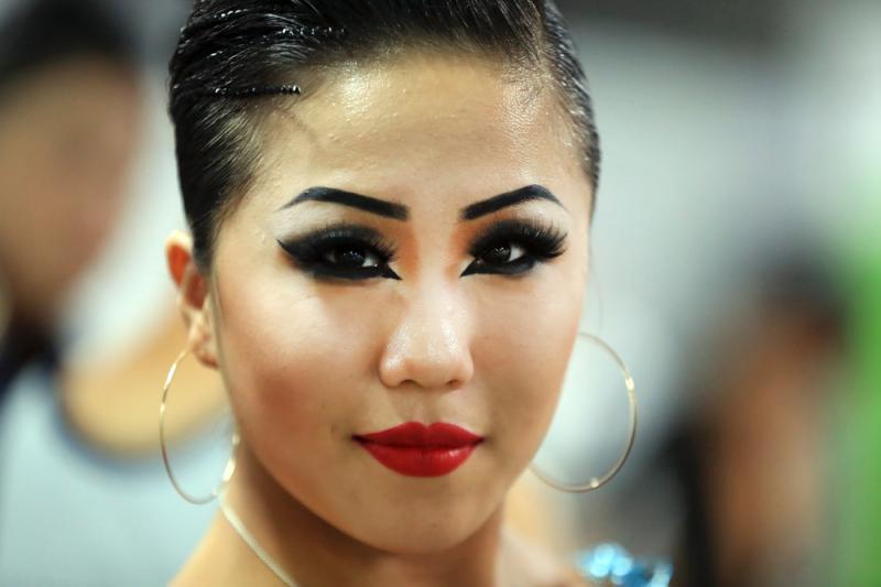 浓妆艳抹,要的就是夸张的效果.等累了.