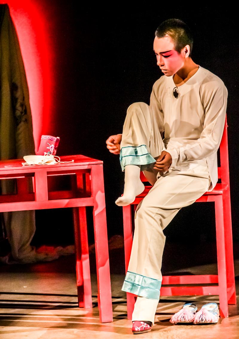 舞台上,京剧男旦演员牟元笛挥舞着长长的水袖,随着乐声翩翩起舞,一个