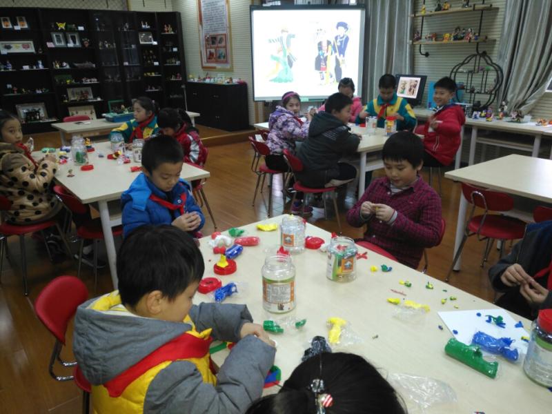 这所小学教师平均年龄达47.2岁,他们如何让校