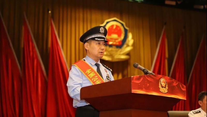 今年夏天,人力资源和社会保障部,公安部联合授予张保国同志"全国公安