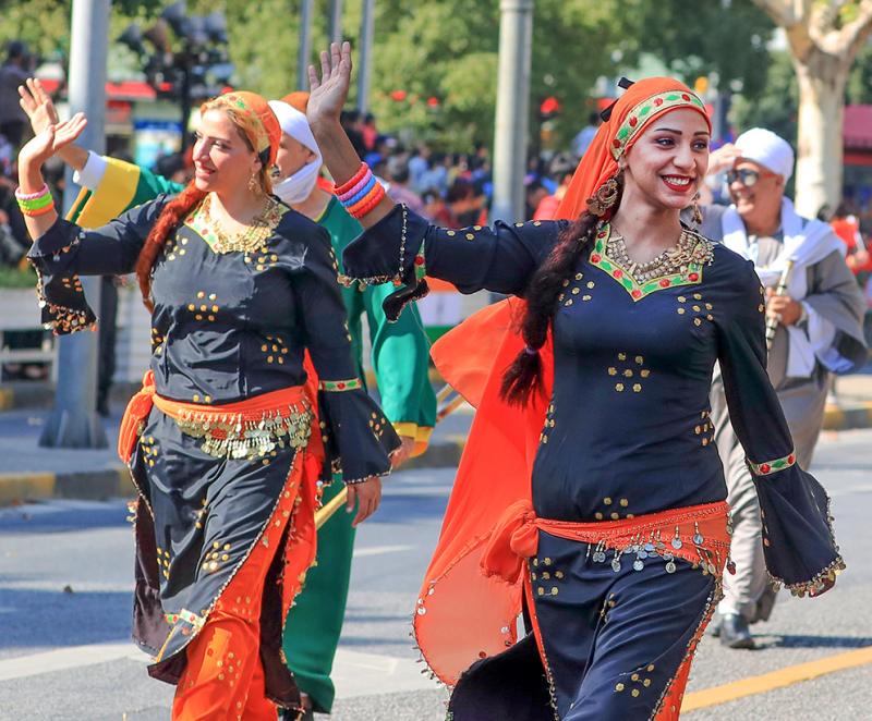 俄罗斯风情巡游表演.旋转.韩国歌舞.新西兰土著表演.云南少数名族风.